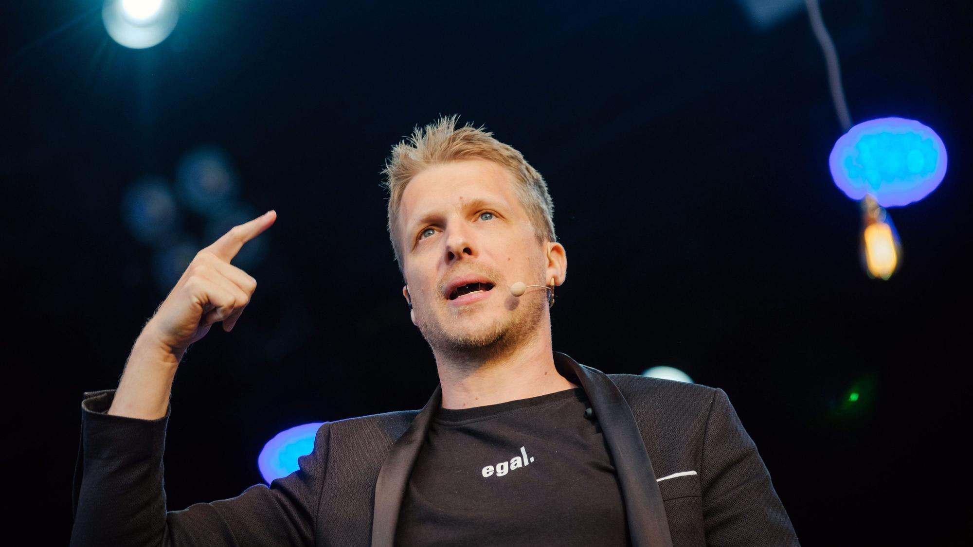 Der Comedian Oliver Pocher steht auf der Bühne im Autokino am Schützenplatz.