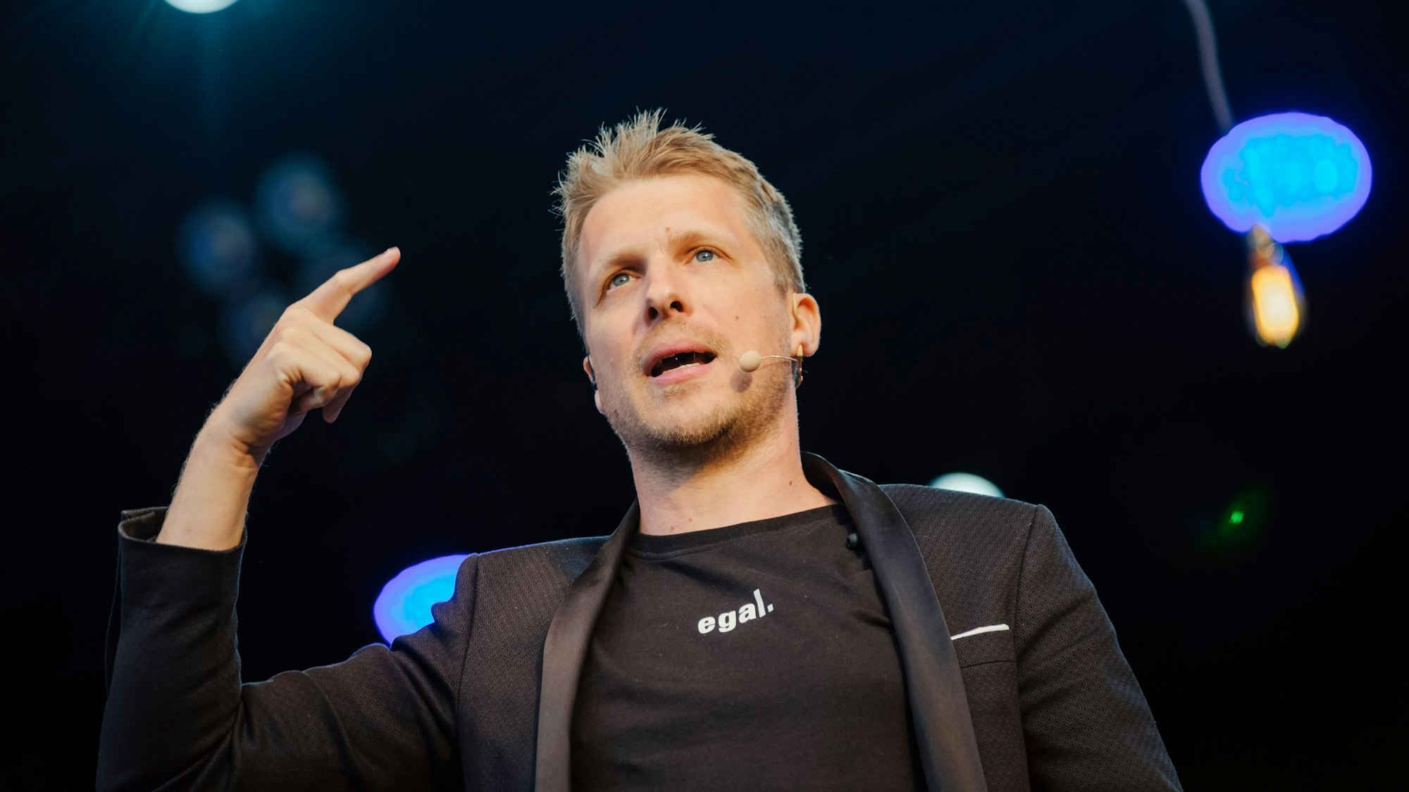 ARCHIV - 07.05.2020, Niedersachsen, Hannover: Der Comedian Oliver Pocher steht auf der Bühne im Autokino am Schützenplatz. Der Fernsehsender RTL kündigt eine Wasserspiele-Show mit prominenten Gästen und Oliver Pocher als Bademeister an. Foto: Ole Spata/dpa +++ dpa-Bildfunk +++