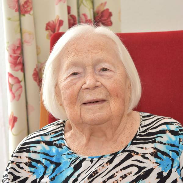 Es ist Sybilla Schauf an ihrem Geburtstag zu sehen.