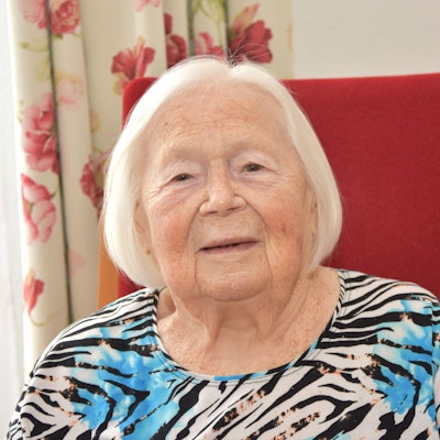 Es ist Sybilla Schauf an ihrem Geburtstag zu sehen.