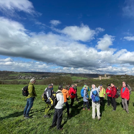 Wanderer stehen an einem Aussichtspunkt.