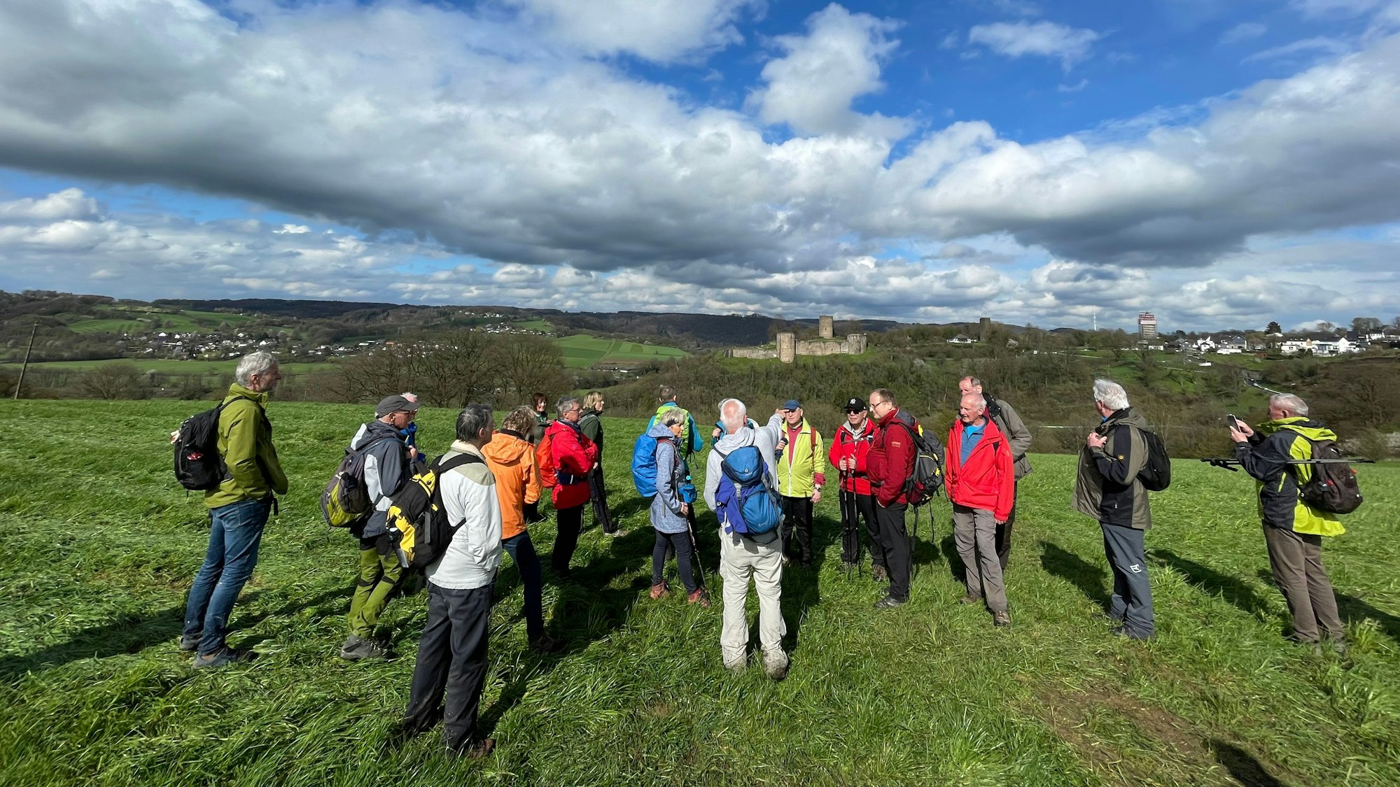 Wanderer stehen an einem Aussichtspunkt.