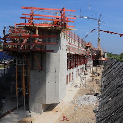 Eine Großbaustelle mit Betonblöcken und Kränen an der A59 bei Bonn.