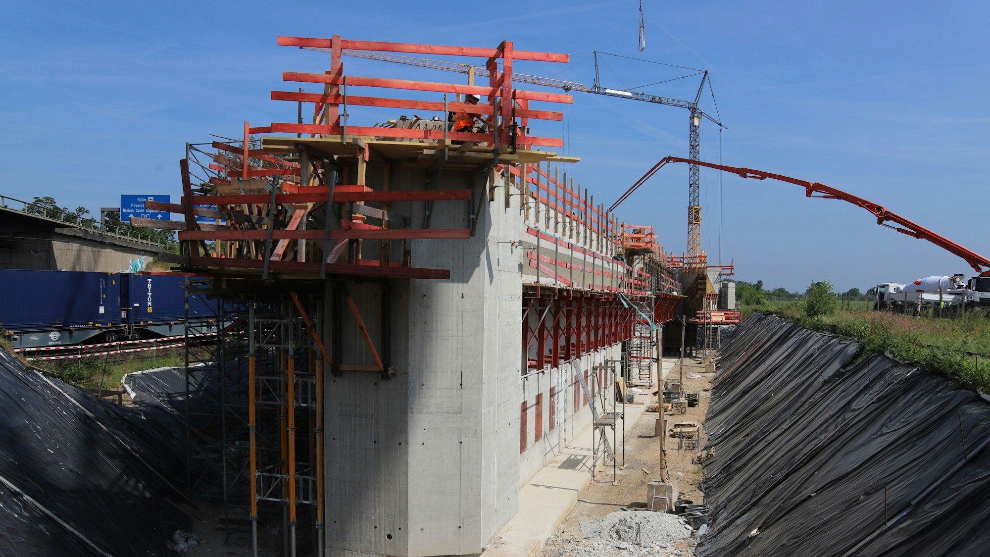 Eine Großbaustelle an der Autobahn.