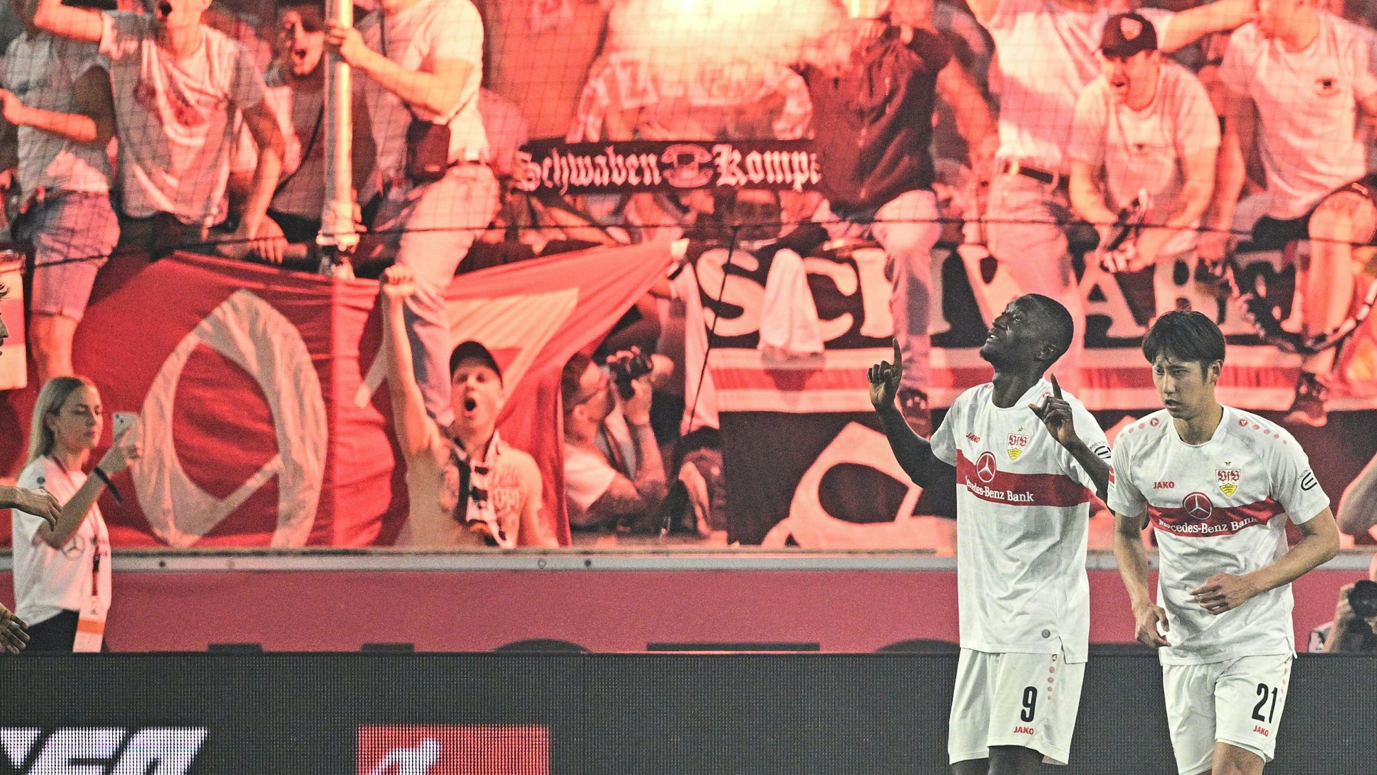 Stuttgarts Serhou Guirassy jubelt nach seinem Tor zum 3:0 mit Stuttgarts Hiroki Ito (r).