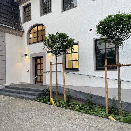 Es ist ein Teil des Anbaus zu sehen.