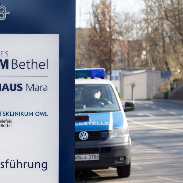 Ein Fahrzeug der Polizei steht an einem Gebäude der Geschäftsführung des Evangelischen Klinikums Bethel.