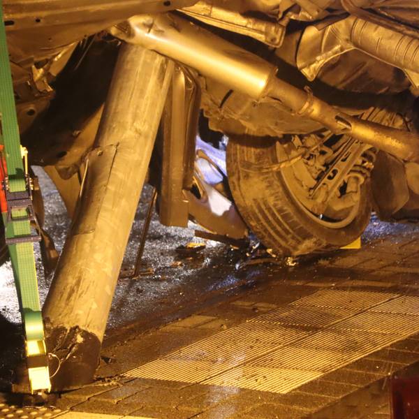 Auf dem Foto ist das Autowrack zu sehen. Bei dem Unfall auf der Bonnstraße in Fischenich hatte sich der Ampelmast in die Bodenplatte des Wagens gebohrt.