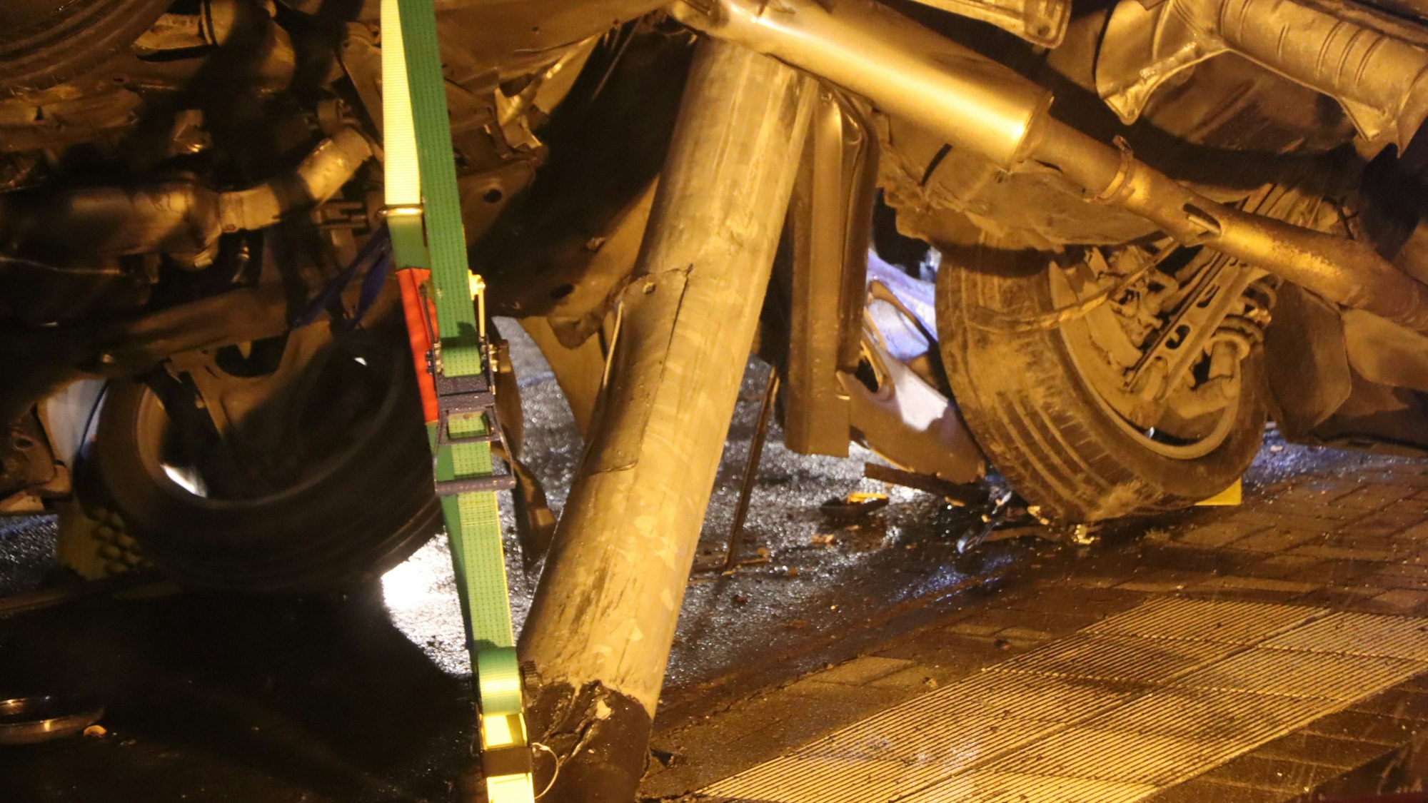 Der Ampelmast hatte sich in die Bodenplatte des Wagens gebohrt.