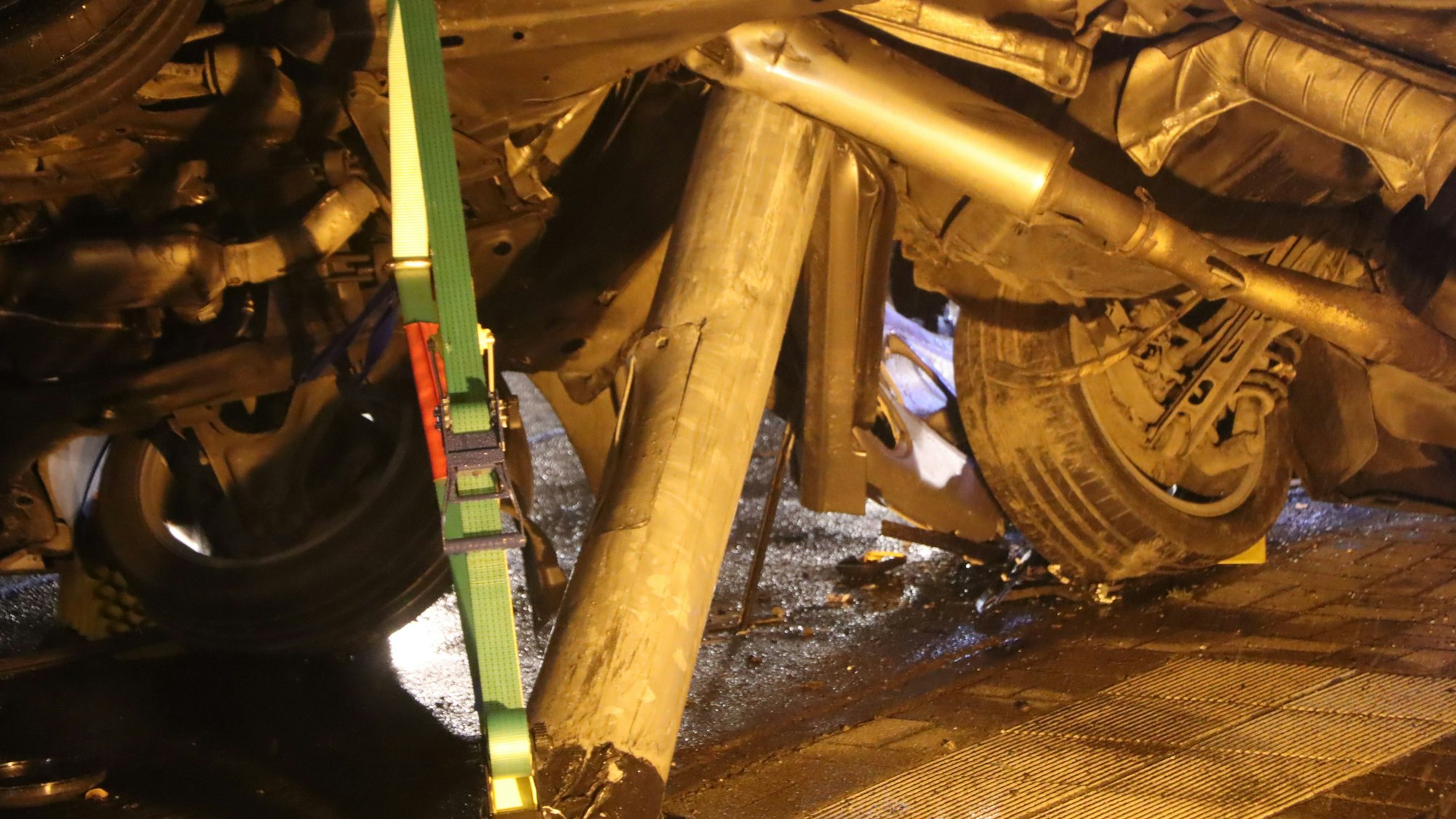 Auf dem Foto ist das Autowrack zu sehen. Bei dem Unfall auf der Bonnstraße in Fischenich hatte sich der Ampelmast in die Bodenplatte des Wagens gebohrt.
