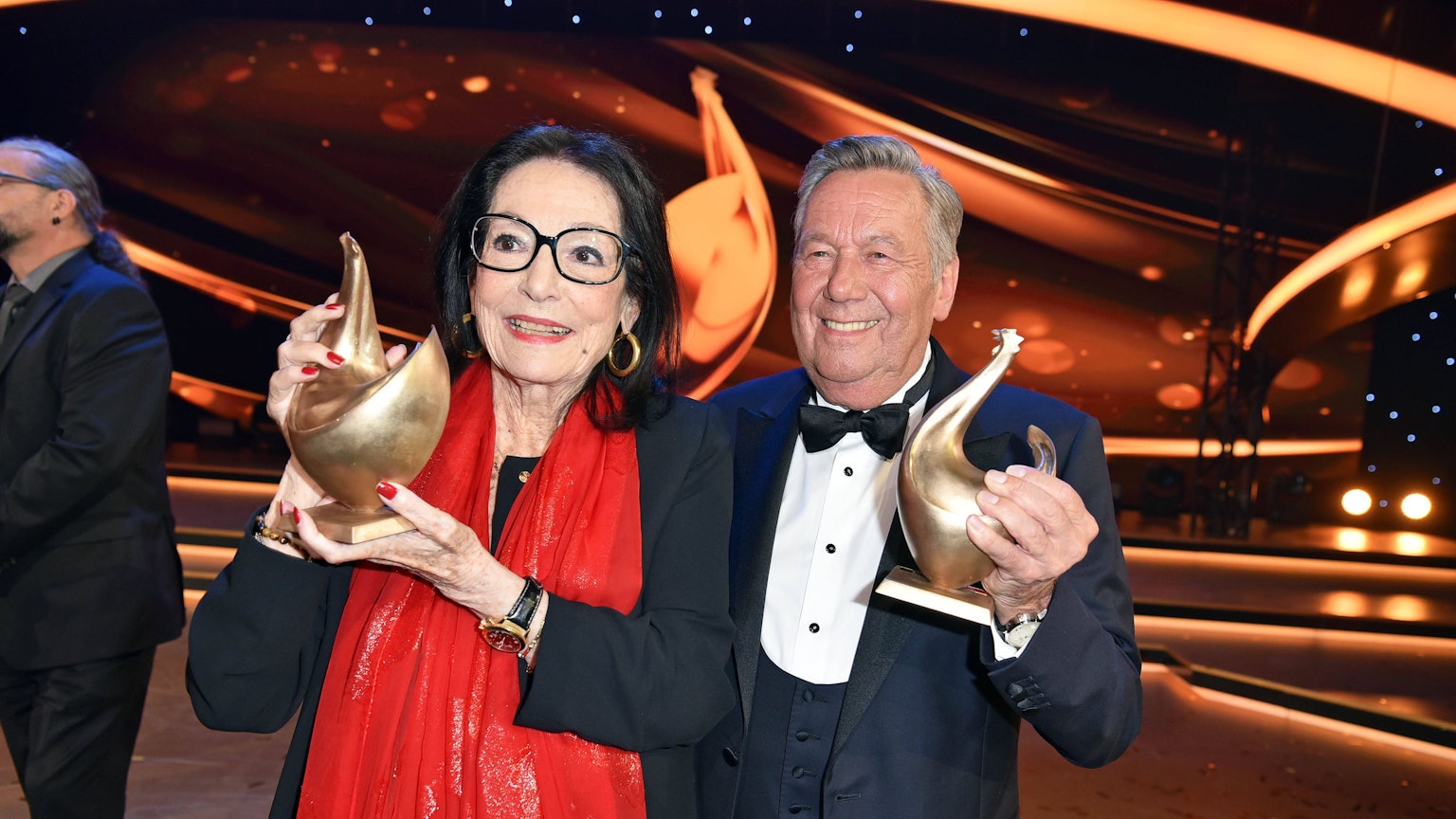 Nana Mouskouri und Roland Kaiser heben ihre Goldenen Hennen hoch.