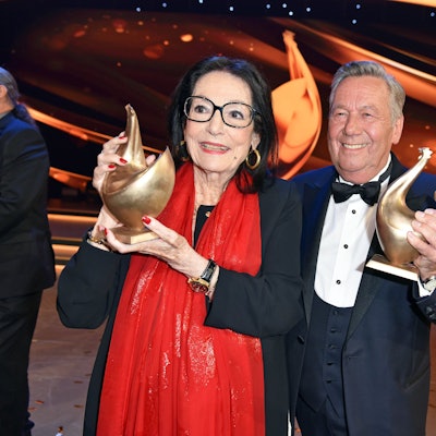Nana Mouskouri und Roland Kaiser heben ihre Goldenen Hennen hoch.