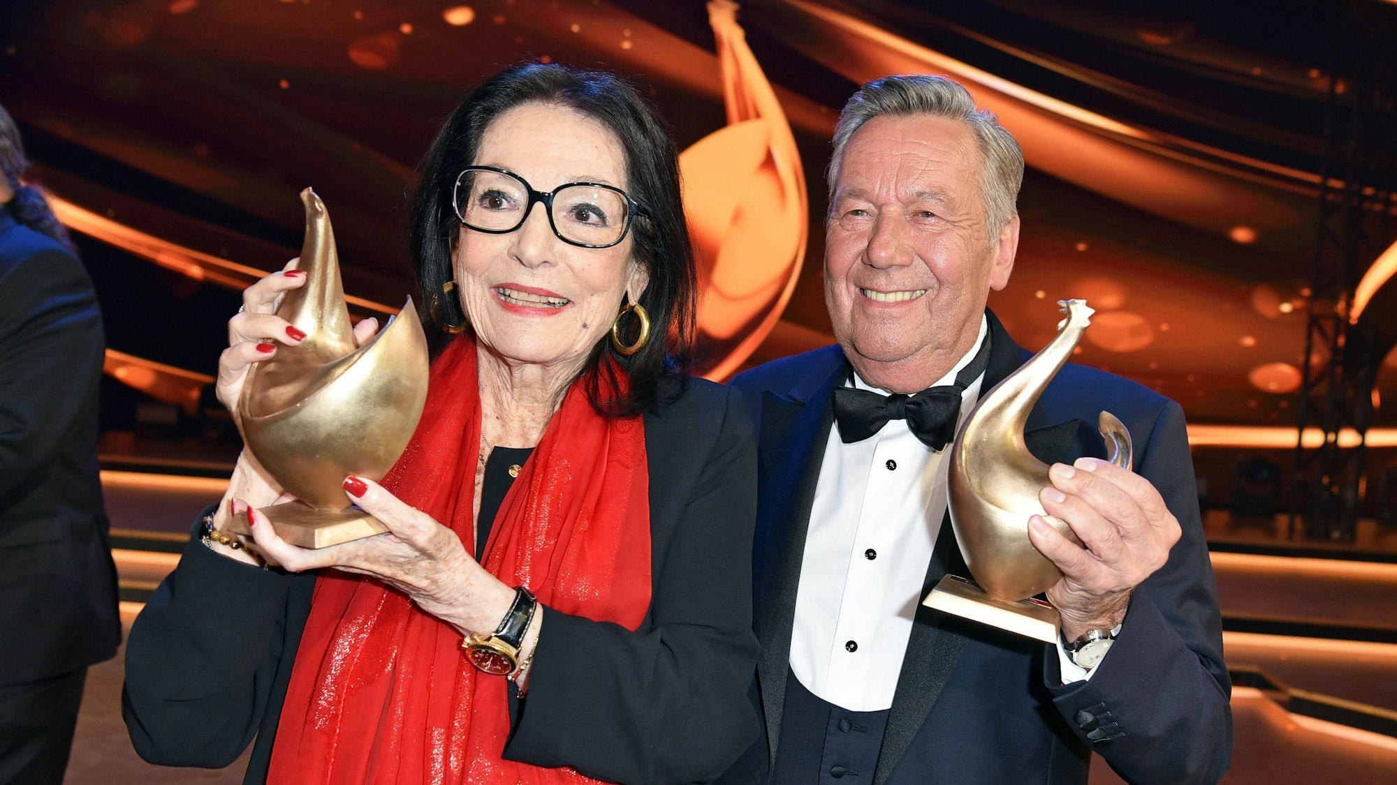 Nana Mouskouri und Roland Kaiser heben ihre Goldenen Hennen hoch.
