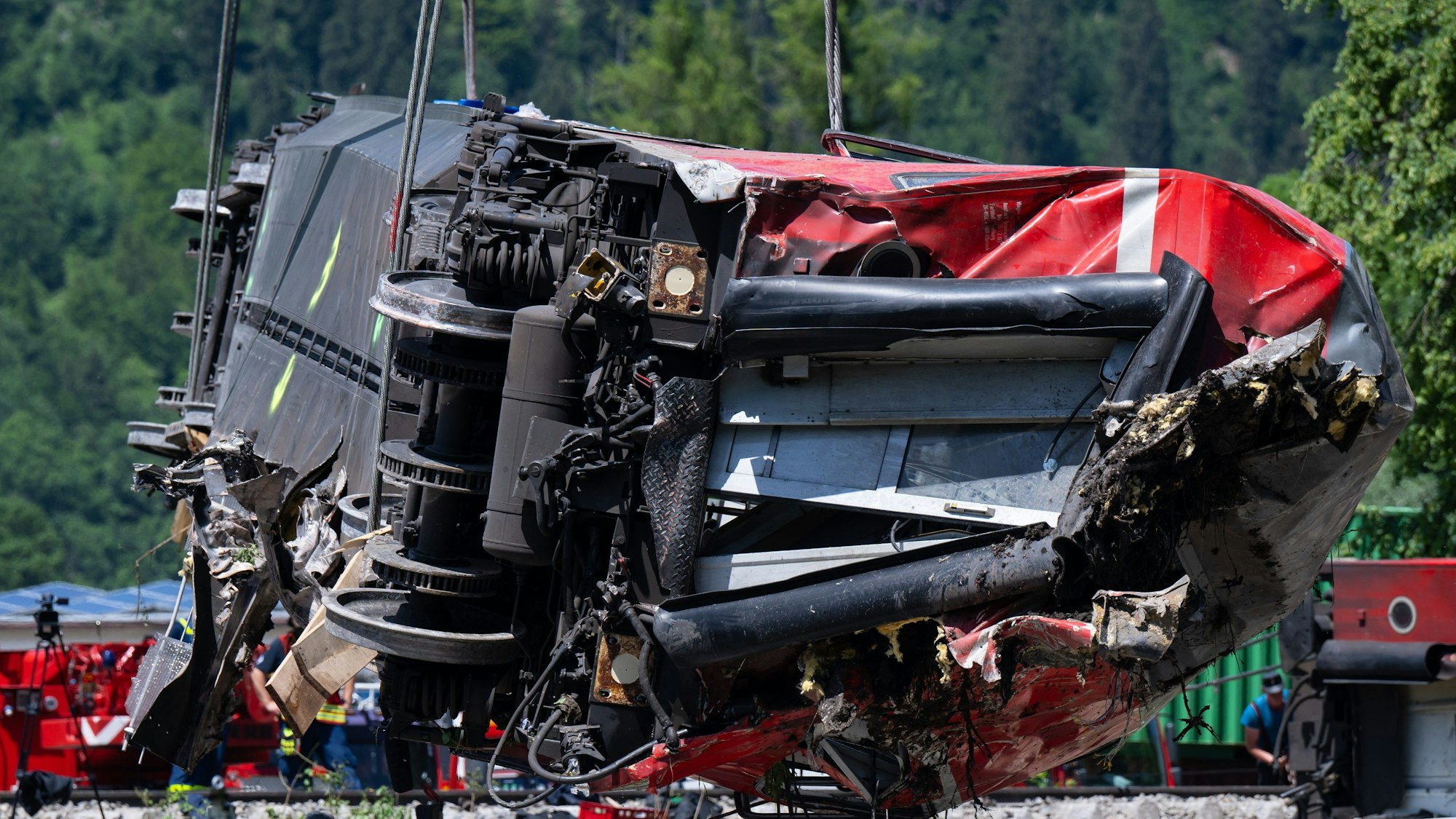 Einer der zerstörten Waggons des entgleisten Regionalexpresses in Garmisch-Partenkirchen.