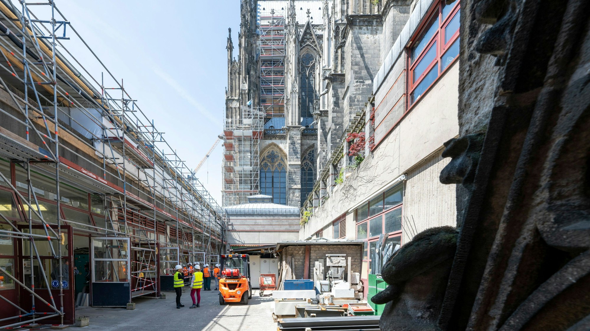 Das Bild zeigt die Arbeiten zwischen Dom und Römisch-Germanischen Museum.