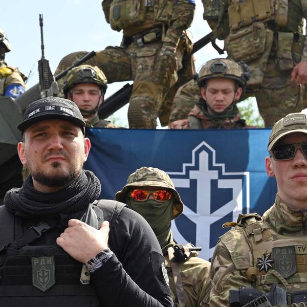 Denis Kapustin, auch als Nikitin bekannt, posiert mit dem „Russischen Freiwilligenkorps“ nach Angriffen auf Belgorod in der letzten Woche. Die Einheit hat die „zweite Phase“ ihrer Angriffe angekündigt. (Archivbild)