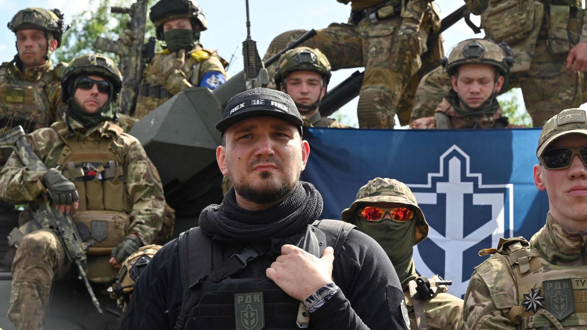 Denis Kapustin, auch als Nikitin bekannt, posiert mit dem „Russischen Freiwilligenkorps“ nach Angriffen auf Belgorod in der letzten Woche. Die Einheit hat die „zweite Phase“ ihrer Angriffe angekündigt. (Archivbild)