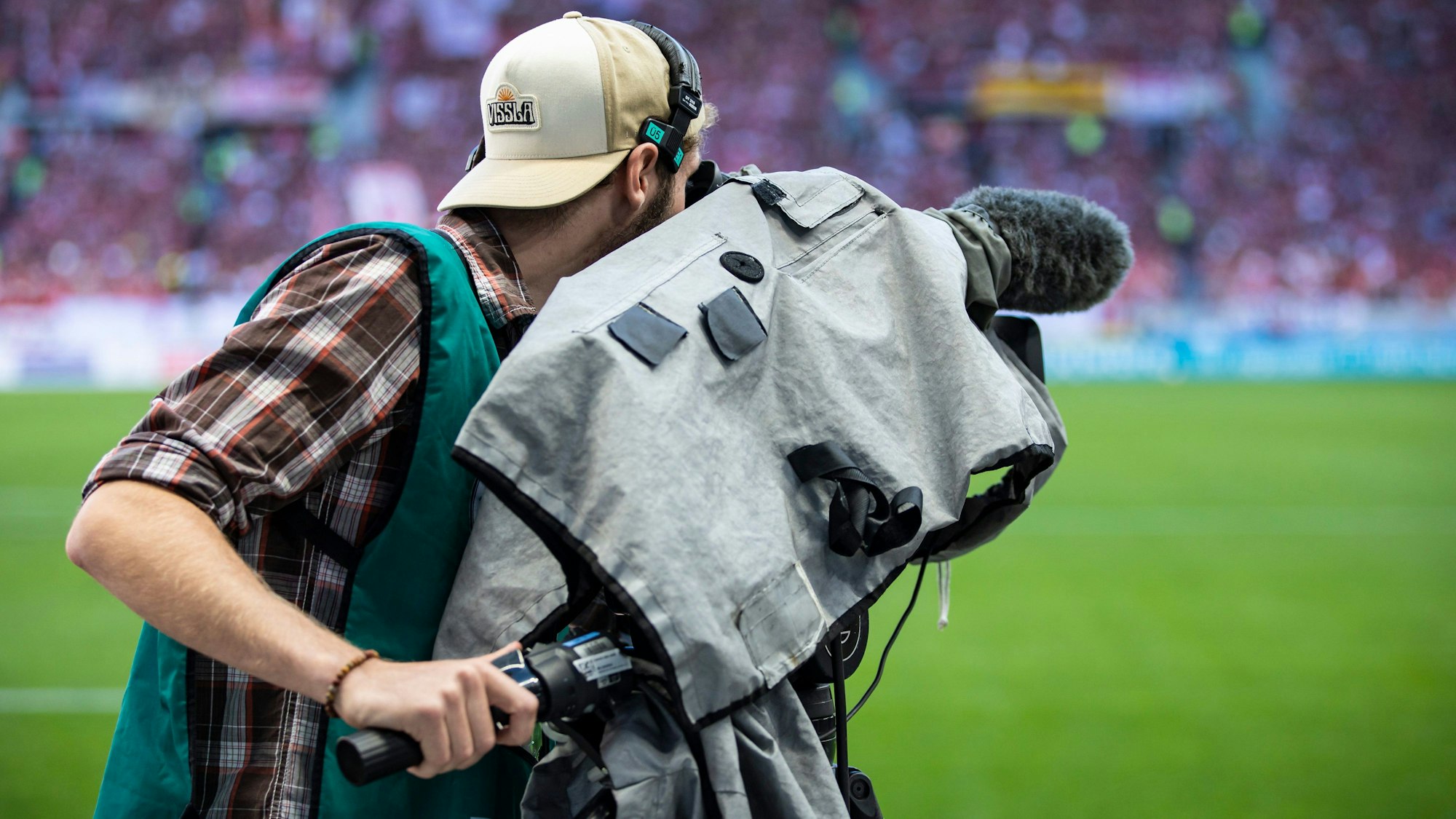 Ein Kameramann filmt vor einem Fußballspiel. (Symbolbild)