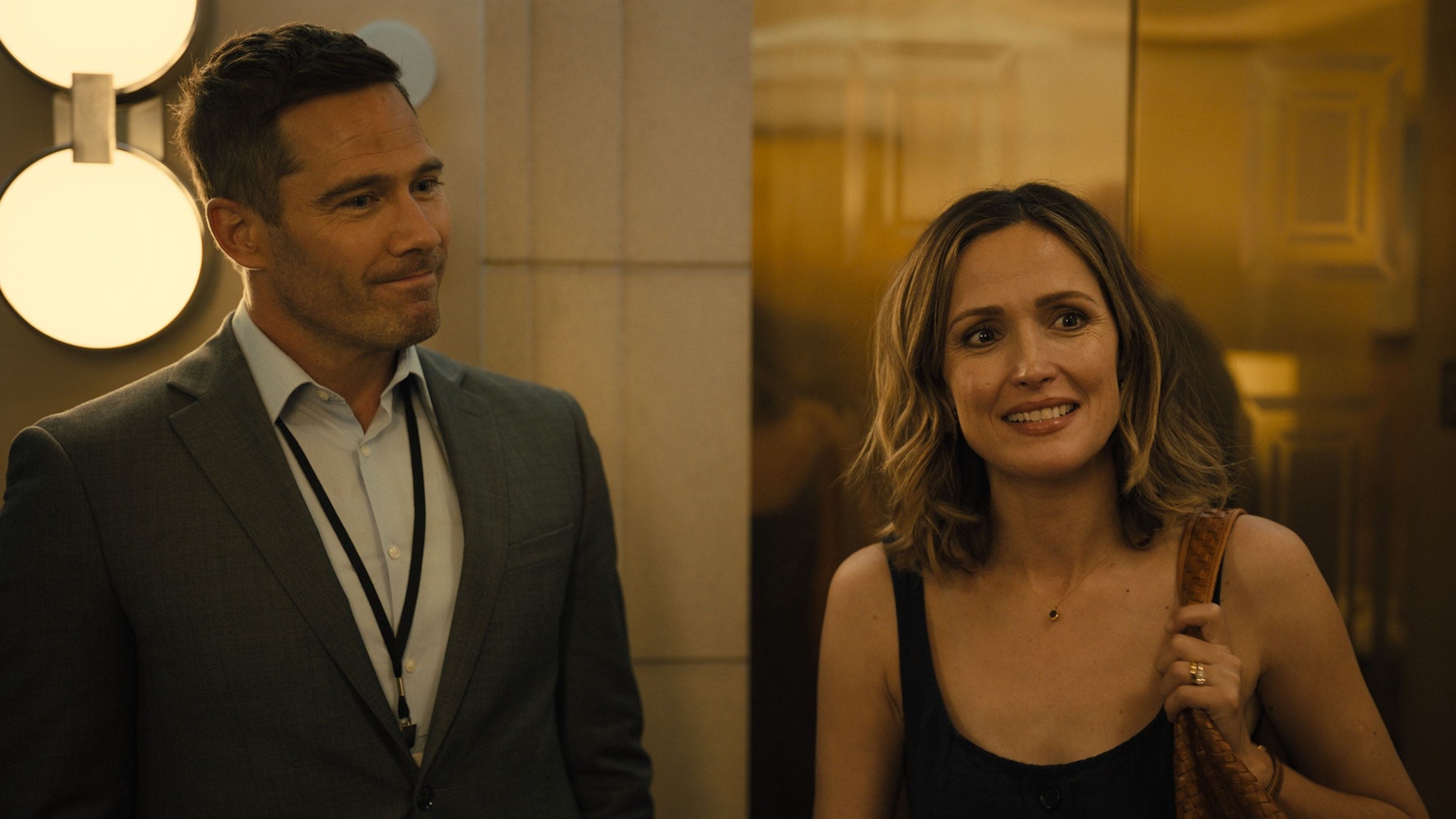 Ein Mann und eine Frau stehen vor einer Haustür.