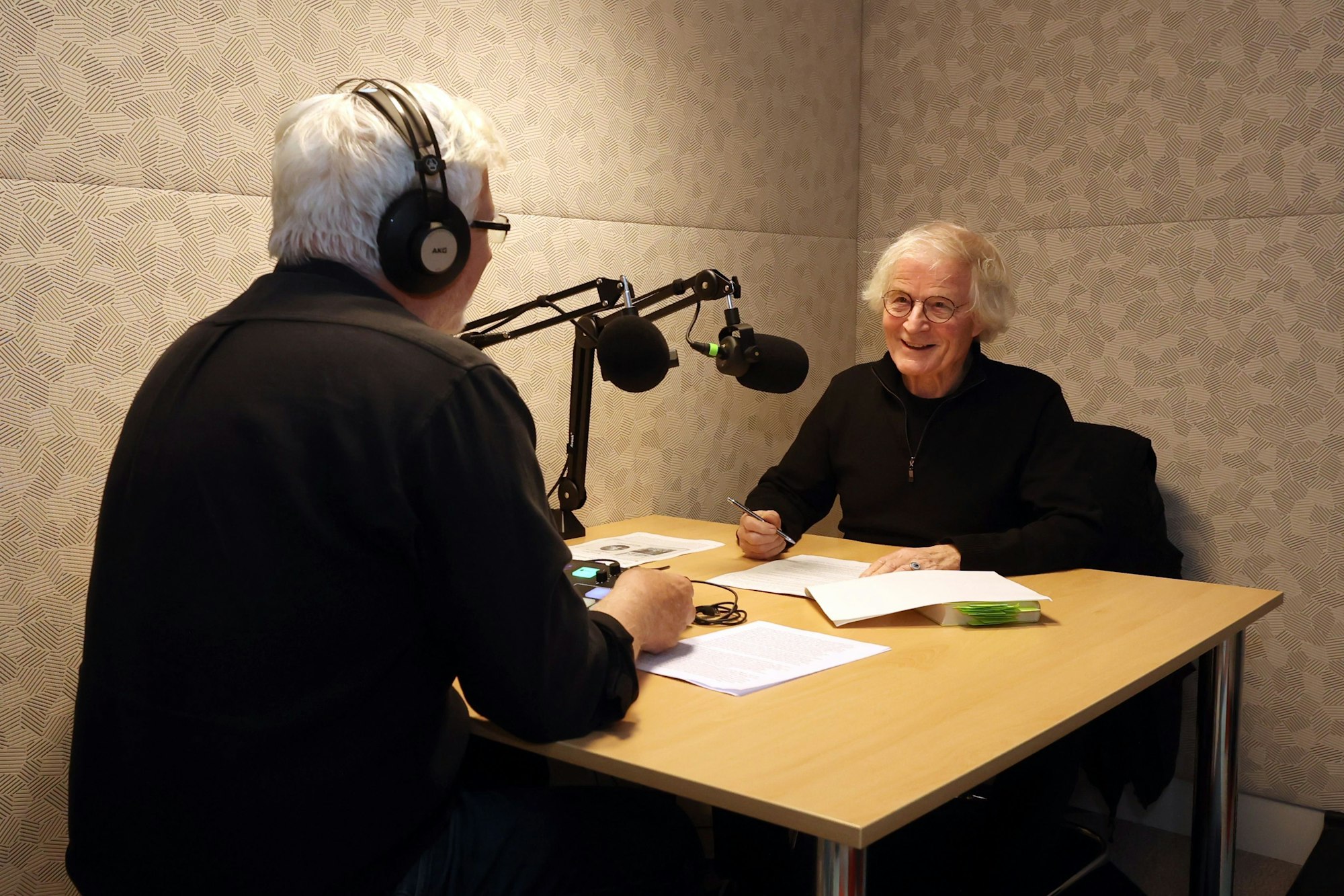 Der Autor Tilman Röhrig sitzt im Podcast-Studio des "Kölner Stadt-Anzeiger" im Gespräch mit Redakteur Helmut Frangenberg