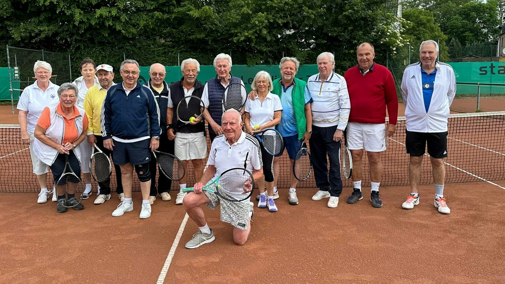 Eine Tennisgemeinschaft auf dem Tennisplatz.