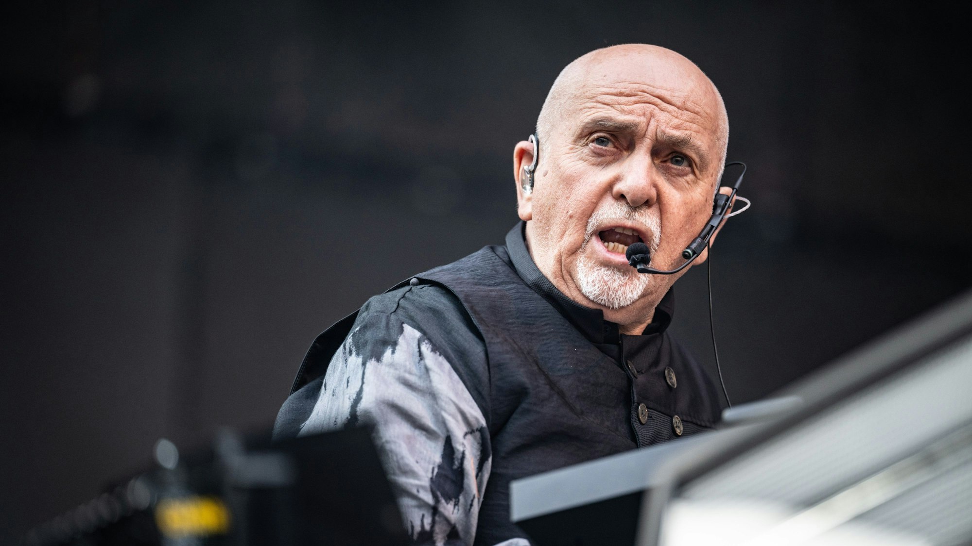 Peter Gabriel, britischer Musiker, singt auf der Bühne.