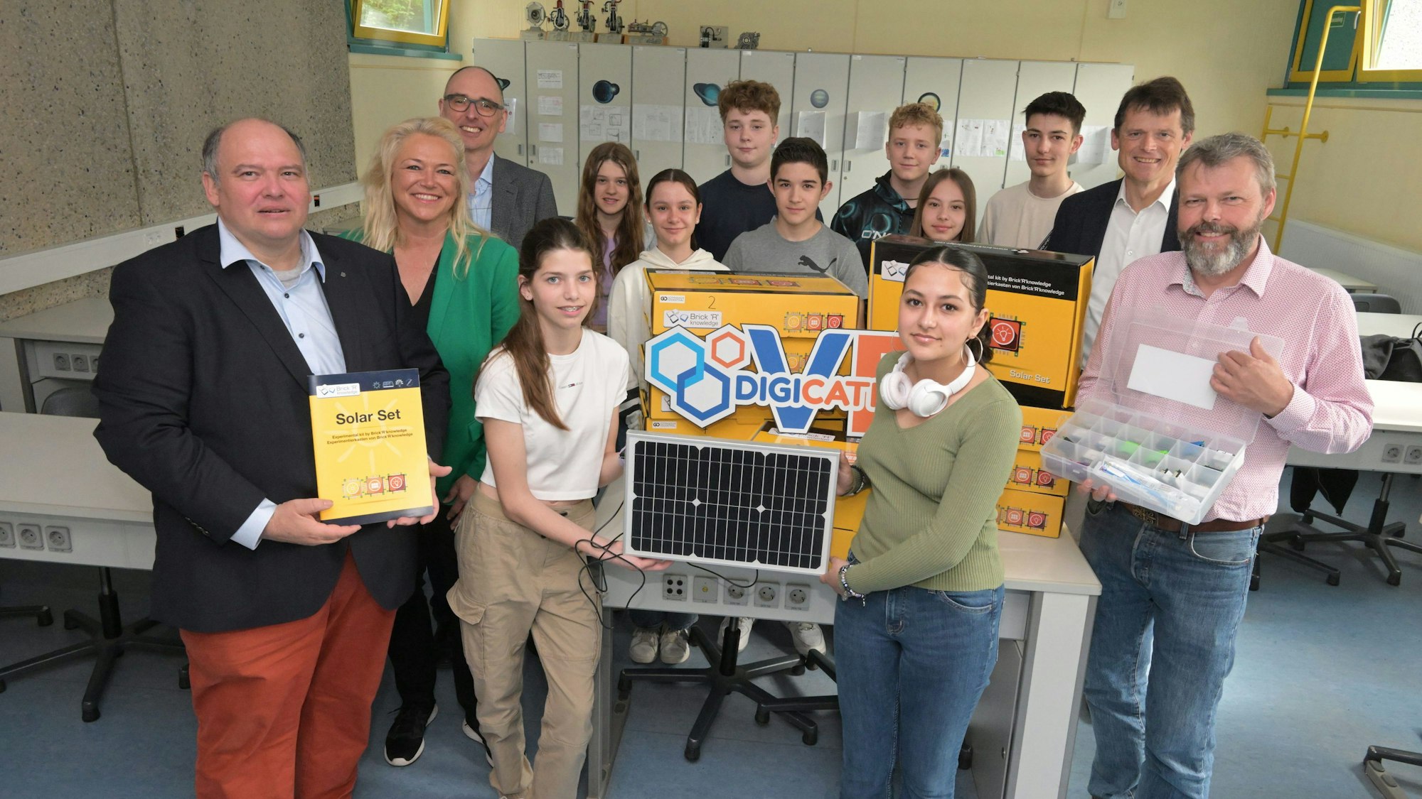 MINT Förderung Gymnasium Odenthal
v.l. Dr.Heinz Fischer, Tanja Paas, Frank Galilea (Schulleiter), Christoph Gubert Vorstand Volksbank Berg, Daniel Garmann (Informatiker) mit Schülern.