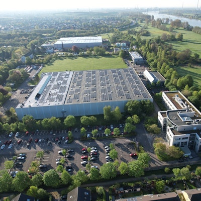 Fotovoltaikanlage auf dem Dach des ehemaligen Teilelagers von Mazda in Hitdorf