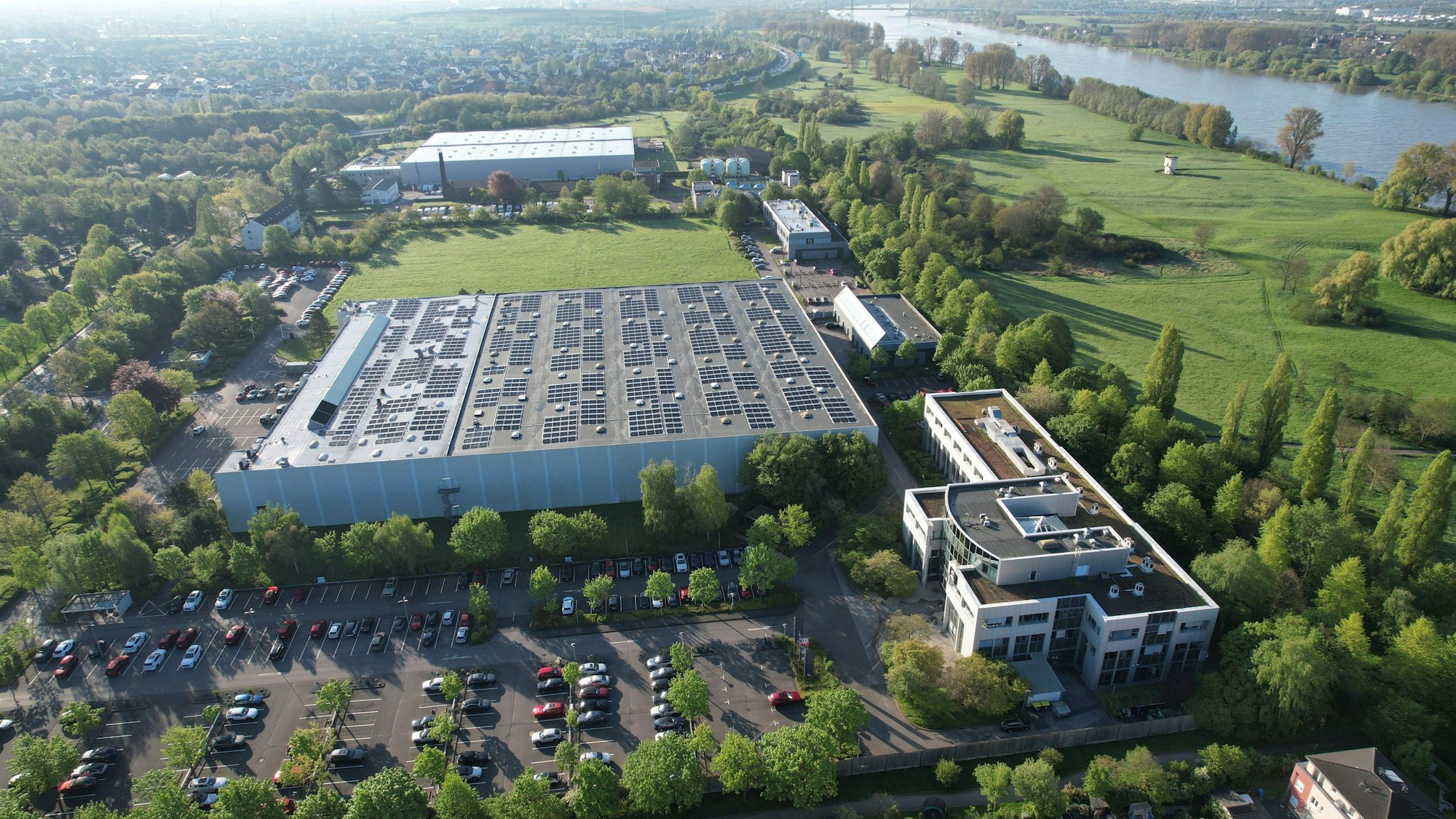 Fotovoltaikanlage auf dem Dach des ehemaligen Teilelagers von Mazda in Hitdorf