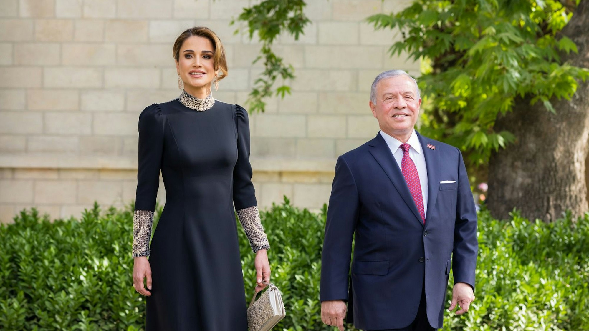 Abdullah II. bin al-Hussein, König von Jordanien, kommt in Begleitung seiner Frau Rania zur Hochzeit seines Sohnes.
