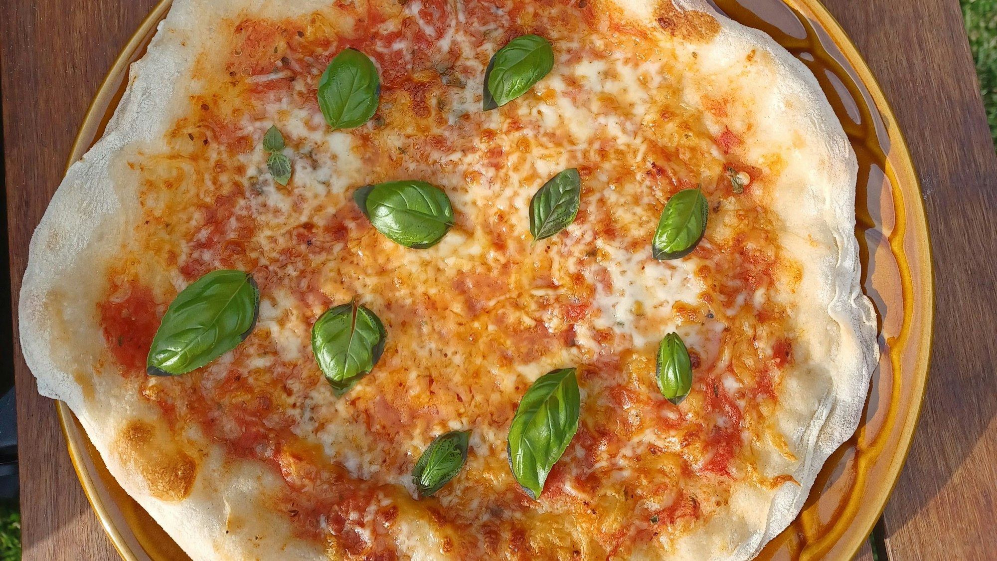 eine Pizza Margherita vom Grill