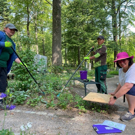 Nicole Hastrich und ihre Mitarbeiter arbeiten an einem Beet.