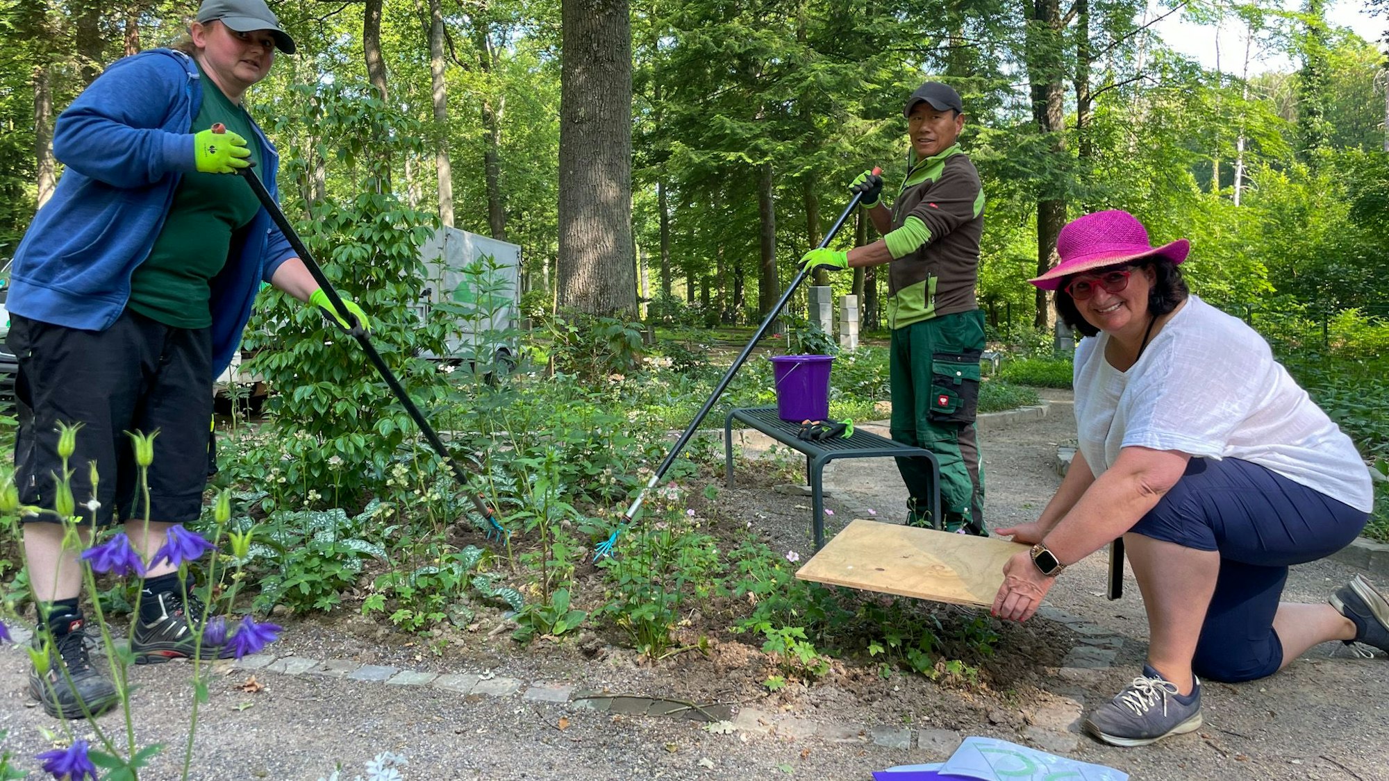 Nicole Hastrich und ihre Mitarbeiter arbeiten an einem Beet.