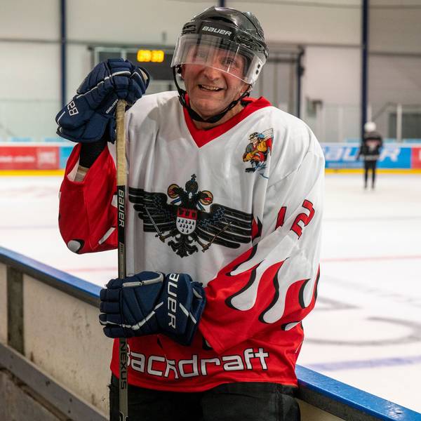 Kölns Feuerwehrchef Christian Miller im Eishockeytrikot der Feuerwehrmannschaft Backdraft Cologne