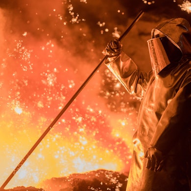 Ein Stahlarbeiter arbeitet am Hochofen Thyssenkrupp. Hier wird Roheisen produziert
