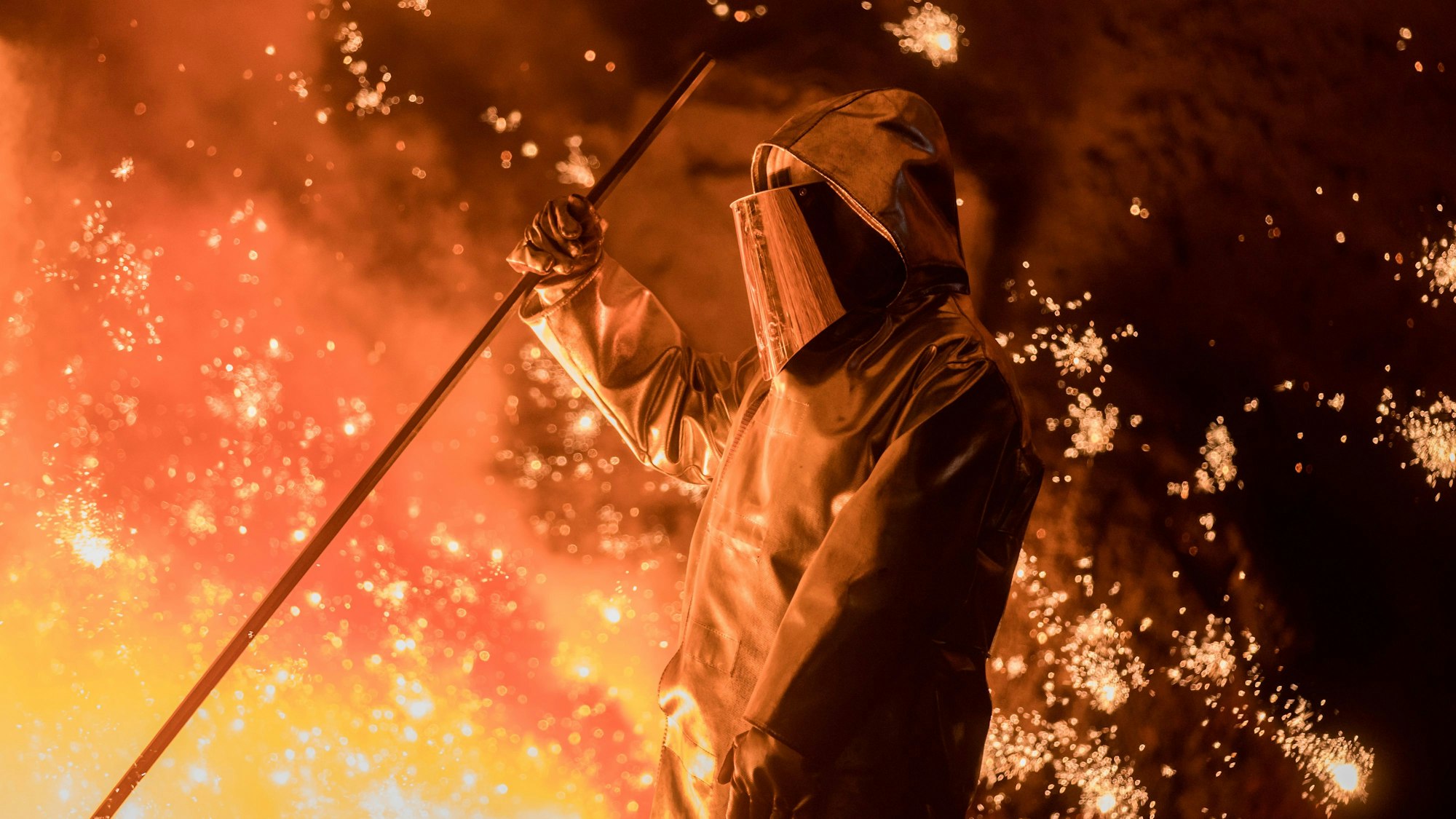 Ein Hochöfner arbeitet am Hochofen 2 im Werk Schwelgern von Thyssenkrupp. Hier wird Roheisen produziert.