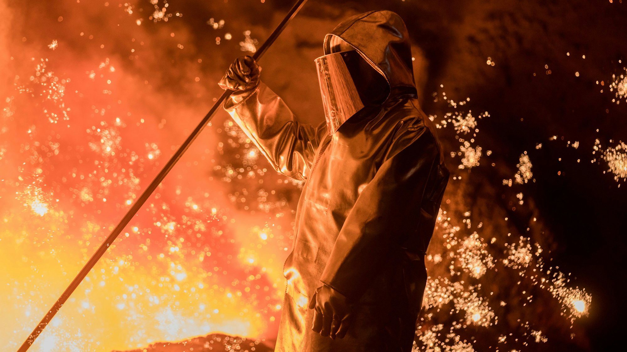 Ein Stahlarbeiter arbeitet am Hochofen Thyssenkrupp. Hier wird Roheisen produziert