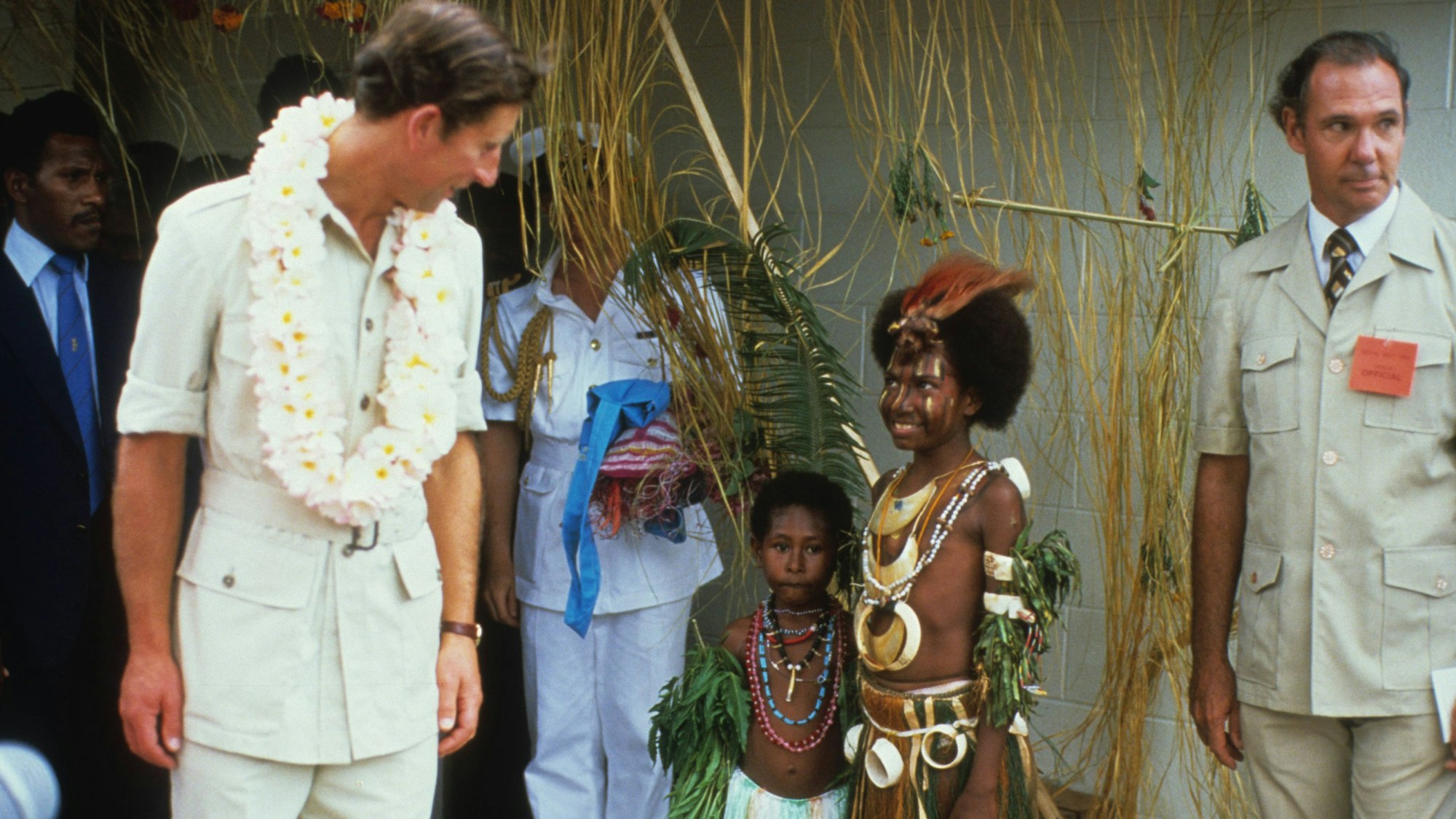 Der damalige Prinz Charles bei einem Staatsbesuch in Papua-Neuguinea 1984. Vor ihm steht ein festlich bemalter und gekleideter Junge.