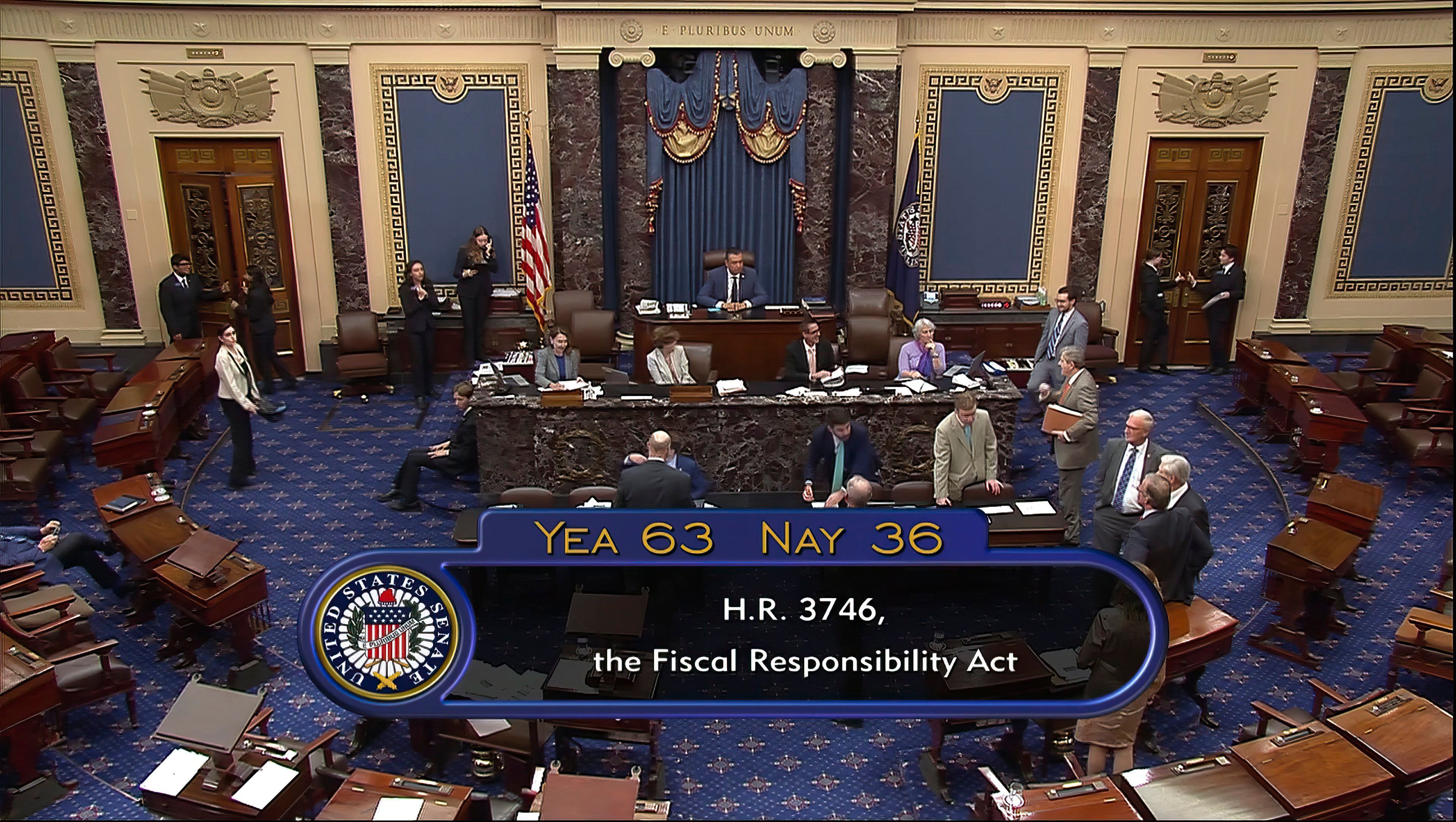 Das Bild des Senatsfernsehens zeigt das Ergebnis endgültigen Abstimmung von 63-36 Stimmen für die Verabschiedung des Gesetzes zur Anhebung der Schuldenobergrenze im Senat im Kapitol in Washington.