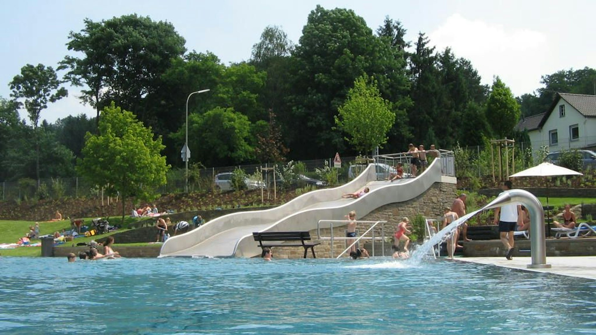Das Freibad Rösrath-Hoffnungsthal mit Besuchern