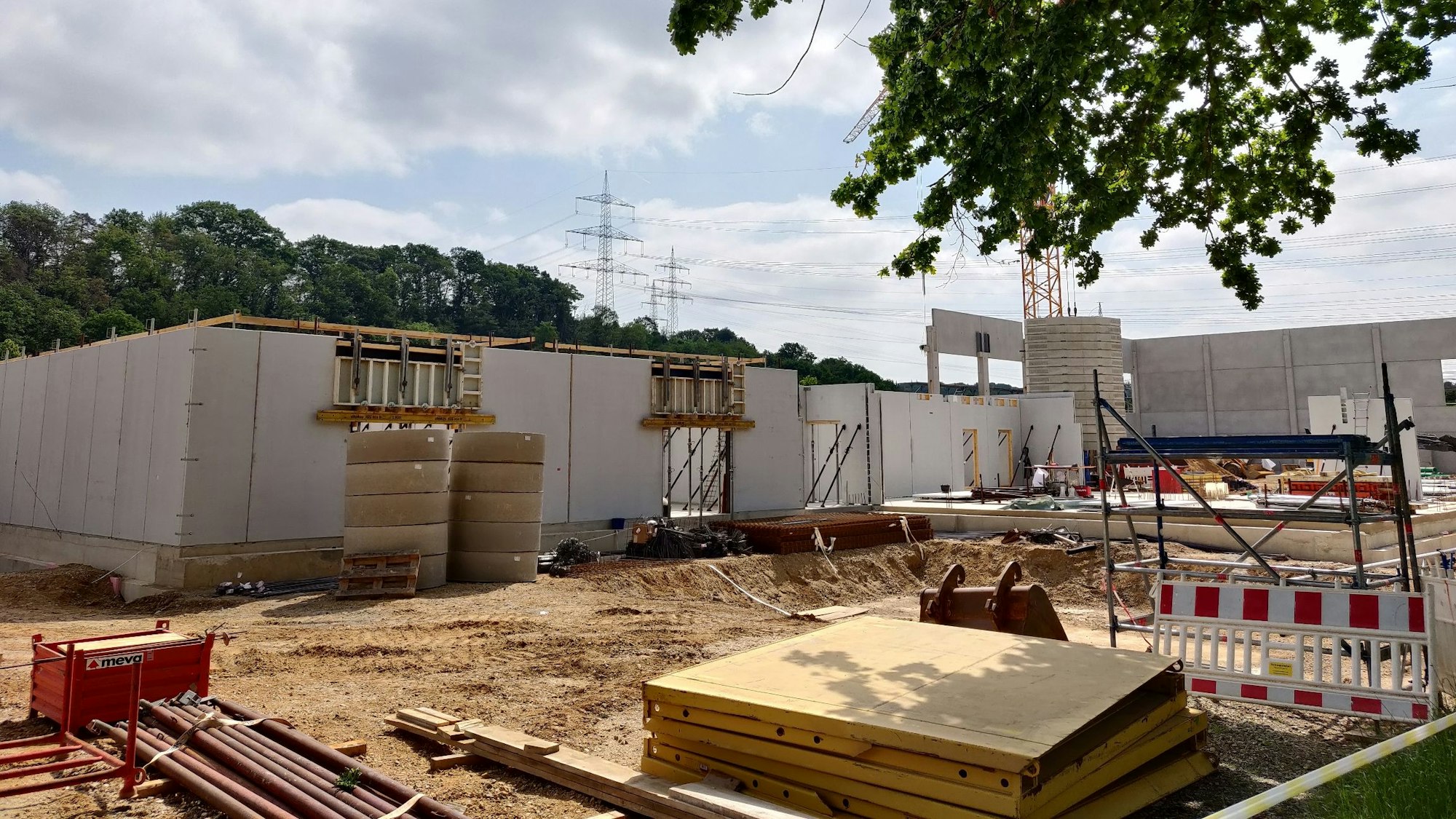 Die Rohbauten der Nebengebäude der Sporthalle in der Balker Aue.