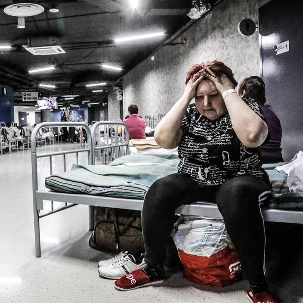 Eine Bewohnerin des russischen Ortes Schebekino in einem Evakuierungszentrum in der Region Belgorod. Russische Behörden haben die Bewohner der Region nach Angriffen von russischen Freiwilligen-Einheiten im Dienste der Ukraine evakuiert.