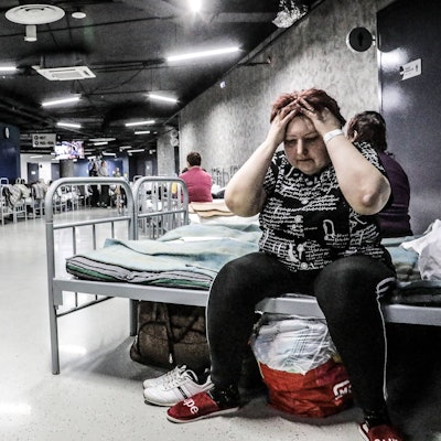 Eine Bewohnerin des russischen Ortes Schebekino in einem Evakuierungszentrum in der Region Belgorod. Russische Behörden haben die Bewohner der Region nach Angriffen von russischen Freiwilligen-Einheiten im Dienste der Ukraine evakuiert.