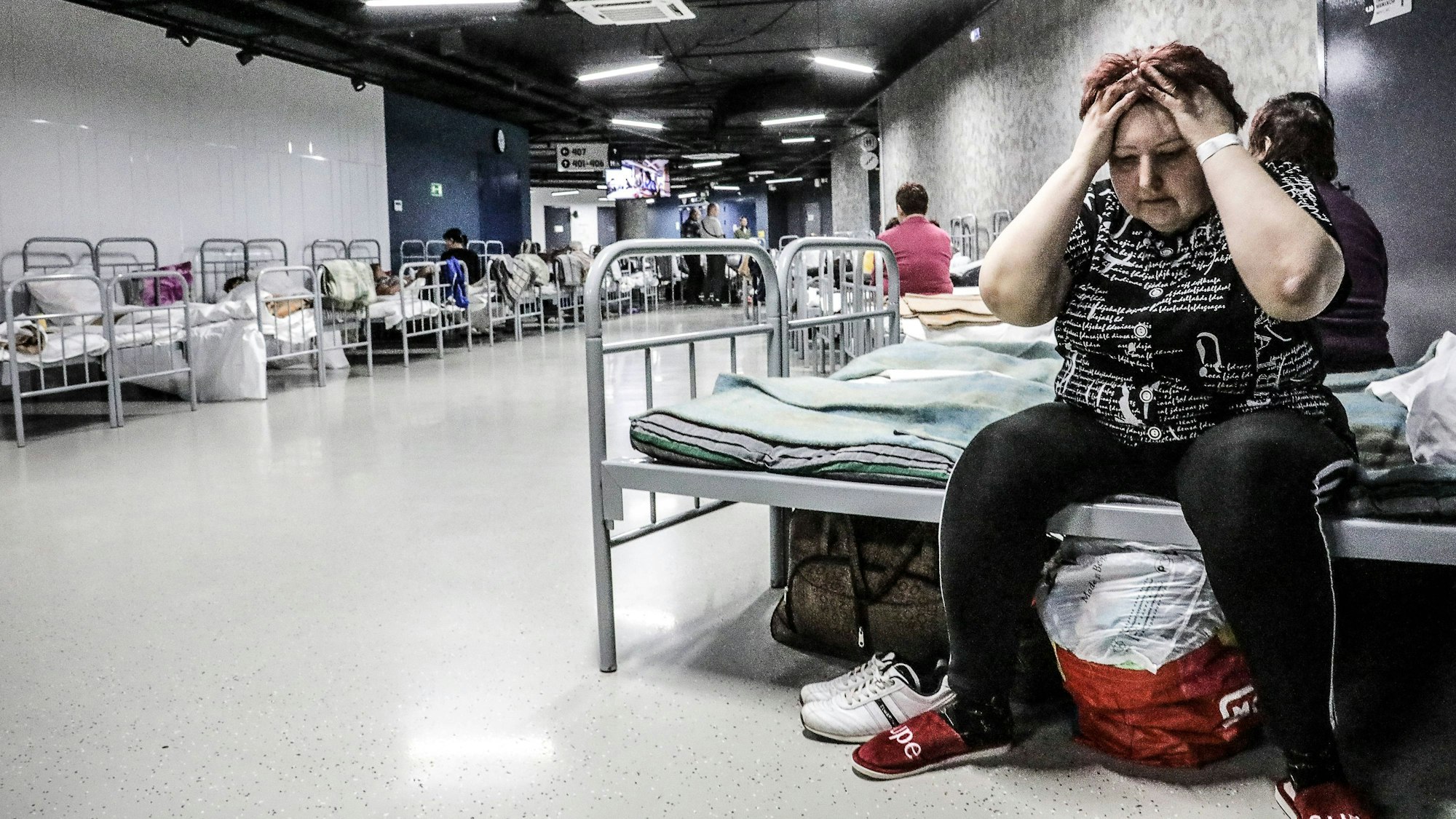 Eine Bewohnerin des russischen Ortes Schebekino in einem Evakuierungszentrum in der Region Belgorod. Russische Behörden haben die Bewohner der Region nach Angriffen von russischen Freiwilligen-Einheiten im Dienste der Ukraine evakuiert.