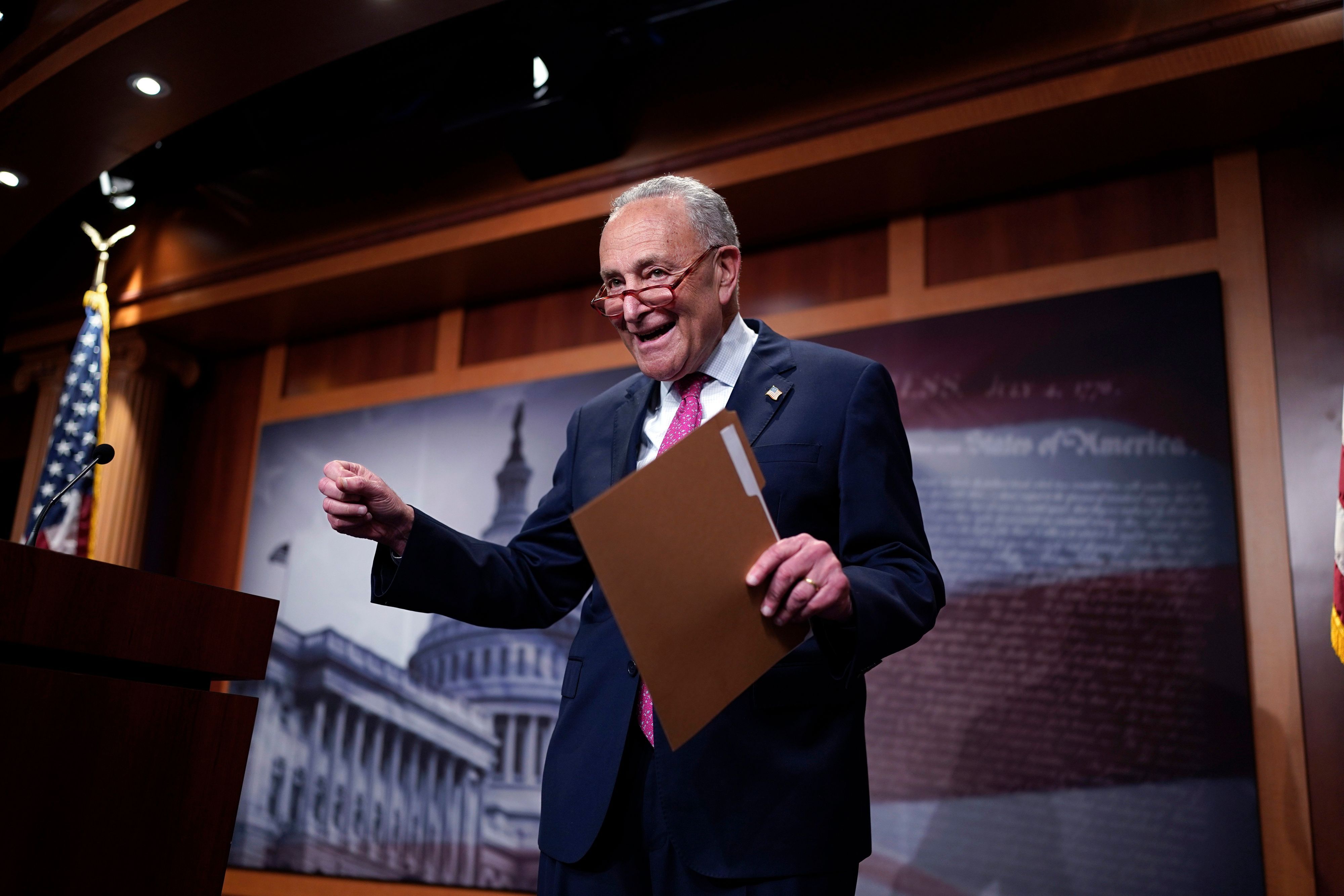 US-Senator Chuck Schumer, Demokrat aus New York und Mehrheitsführer im Senat, sagt gute Nacht, spricht bei einer Konferenz nach den Abstimmungen zum Schuldengesetz in den USA.