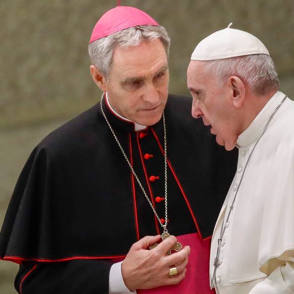 Papst Franziskus (r) spricht bei seiner wöchentlichen Generalaudienz in der Vatikanischen Audienzhalle mit Georg Gänswein. (Archiv)