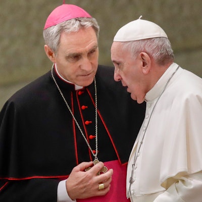 Papst Franziskus (r) spricht bei seiner wöchentlichen Generalaudienz in der Vatikanischen Audienzhalle mit Georg Gänswein. (Archiv)