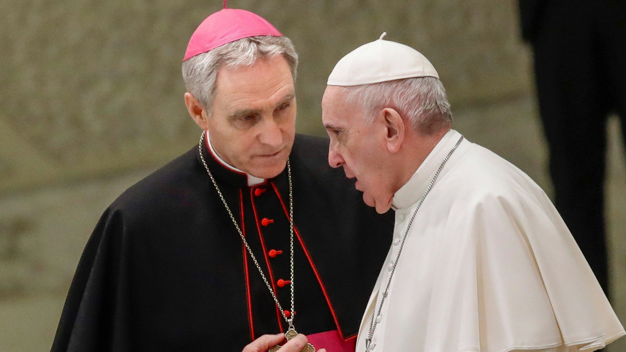 Papst Franziskus (r) spricht bei seiner wöchentlichen Generalaudienz in der Vatikanischen Audienzhalle mit Georg Gänswein. (Archiv)