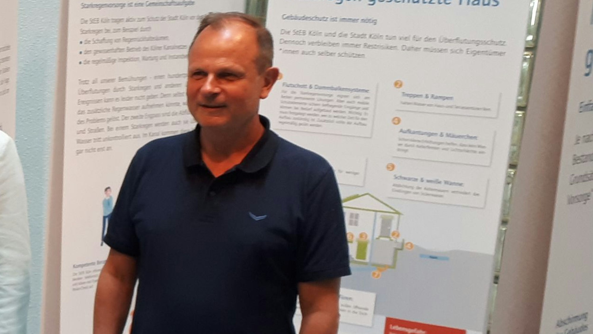 Der Nippeser Bürgeramtsleiter Ralf Mayer steht vor einer Schautafel.