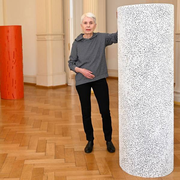 Mechtild Frisch steht neben einer ihrer Skulpturen.